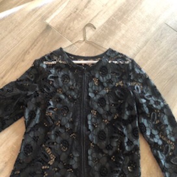 Stunning like new black floral appliqué top size large - Picture 2 of 10